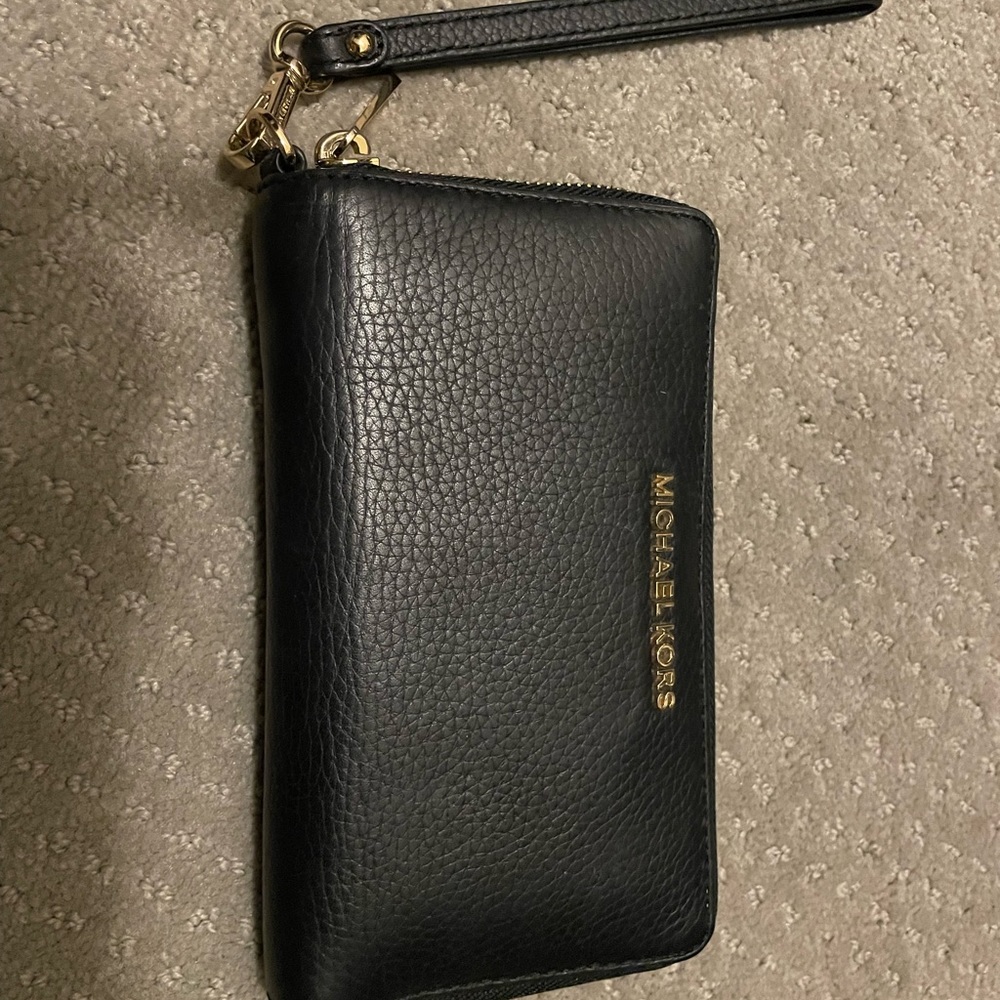 Gently used in great condition Michael Kors wristlet.